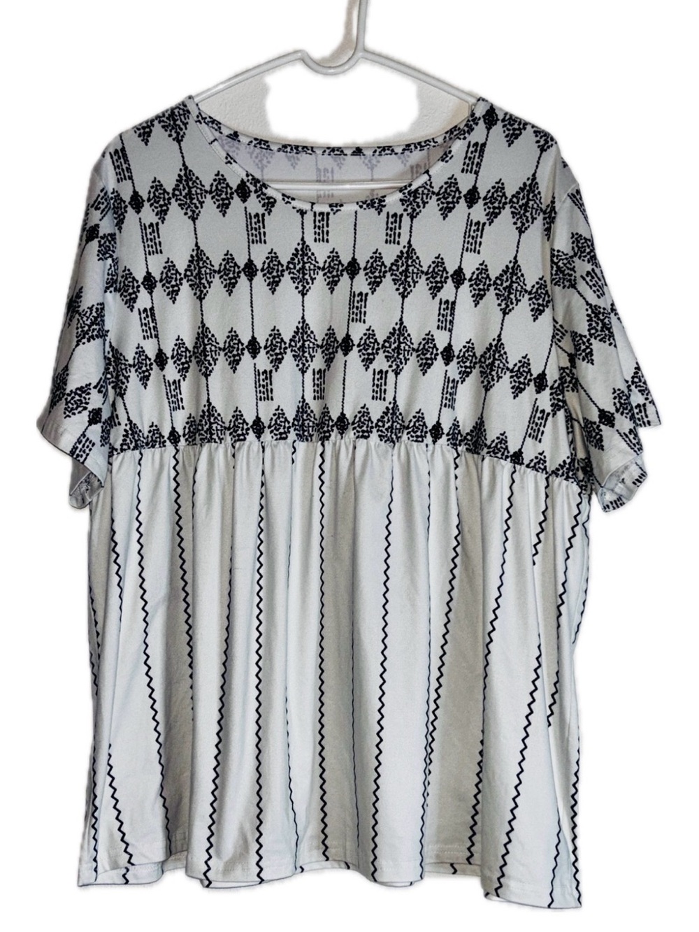 Women’s Black & White Patterned Short Sleeve Babydoll Style Top